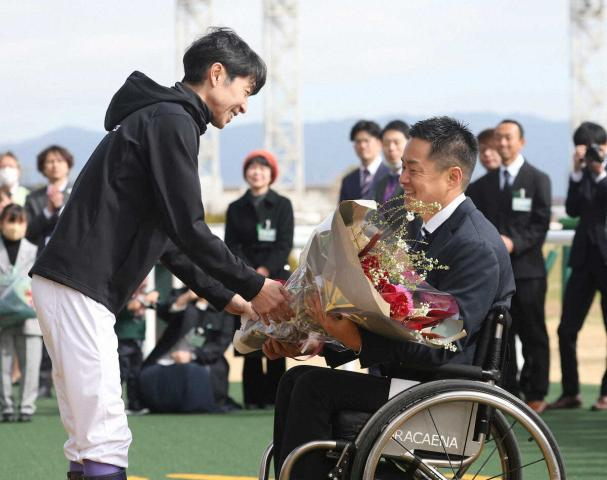 藤井　京都競馬場で引退式「大好きな京都でできて光栄」　武豊から花束、今後も海外との架け橋に
