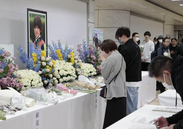 中山競馬場でも藤岡康太騎手を悼む献花台に開門から多くのファン「ショックで言葉もありません」