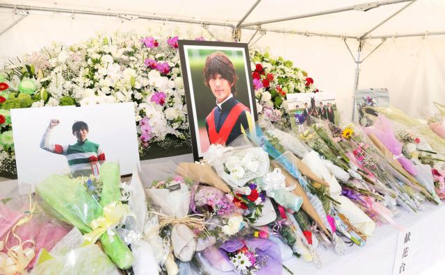 藤岡康太騎手を悼む献花台に14日も多くのファンが訪れる　「これからも人馬の無事を願います」