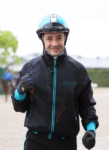ルメール騎手が調教再開「自転車と一緒で馬に乗ることは体が忘れません」5日に実戦復帰