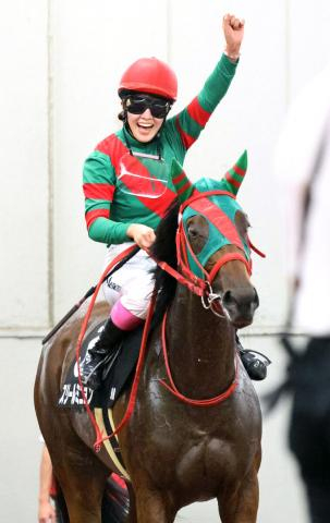 スリールミニョン名付け親の永島まなみ騎手とOP勝ち「かわいい笑顔」