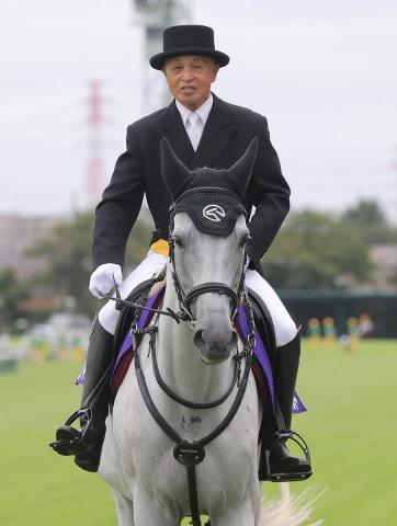 JRA通算2943勝の岡部幸雄元騎手が誘導馬に乗って登場　75歳の雄姿に場内からは大きな拍手