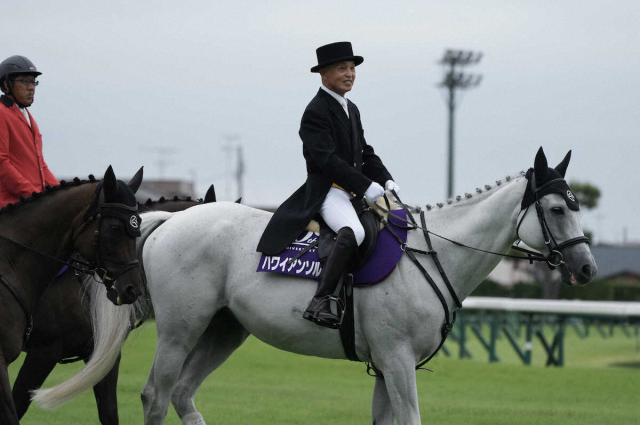 岡部幸雄元騎手がセントライト記念の誘導馬に騎乗　「無事に務められてホッ」拍手浴びる