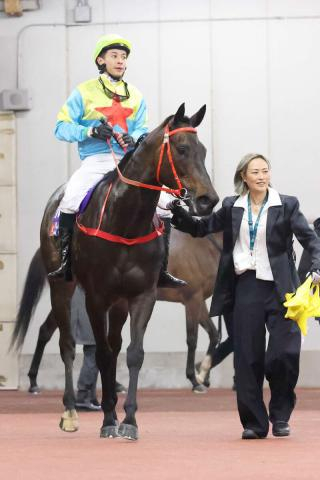 【スプリンターズS】香港馬のビクターザウィナーとムゲンが競馬学校に到着