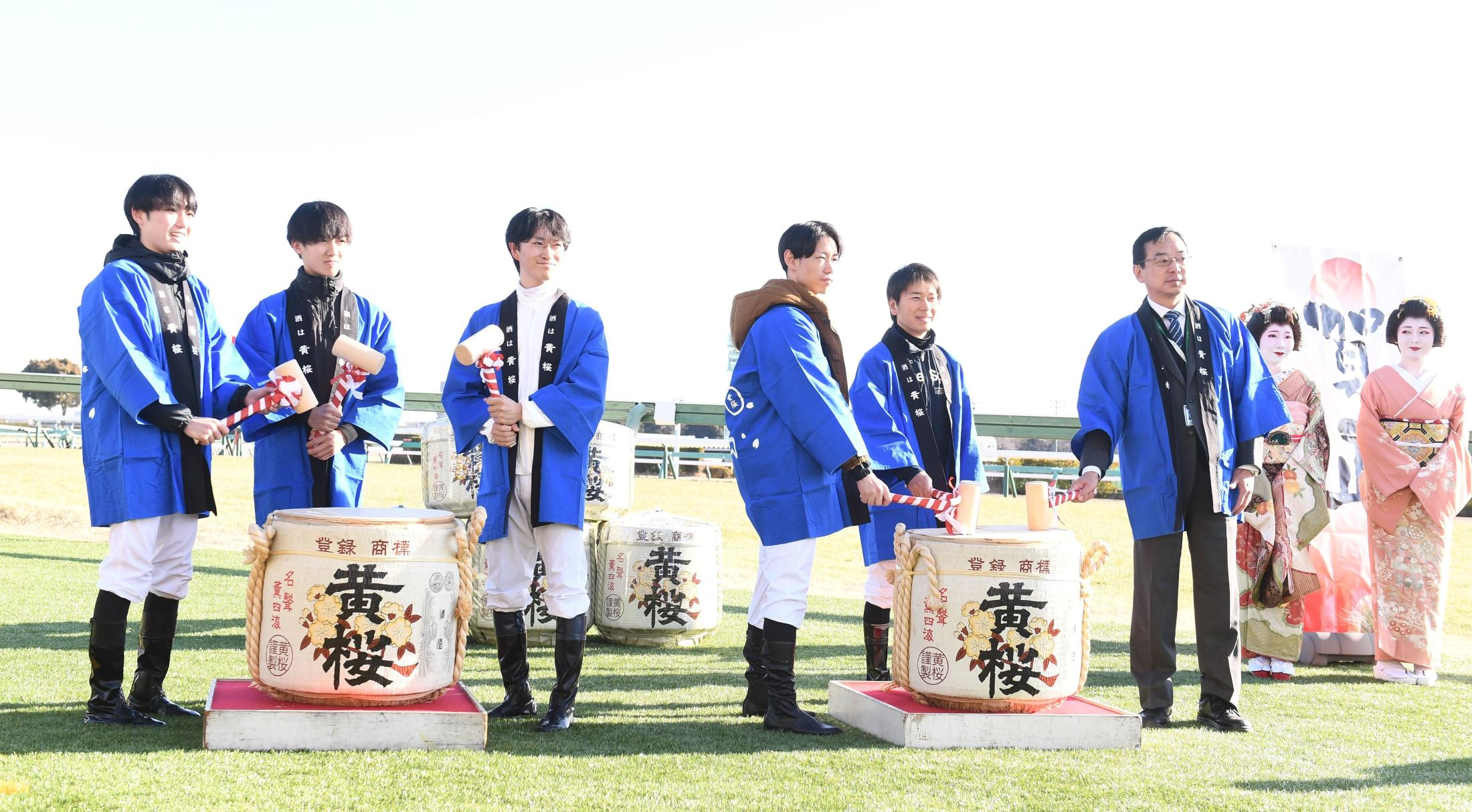 中山競馬場で鏡開き　菅原明「去年よりも勝てるように」年男ジョッキー５人が参加