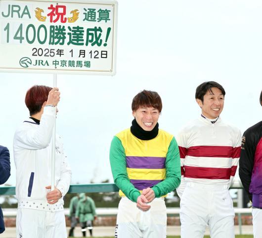 池添謙一騎手が中京10RでJRA通算1400勝達成　セレモニーに武豊騎手も参加「もっともっとうまくなりたい」