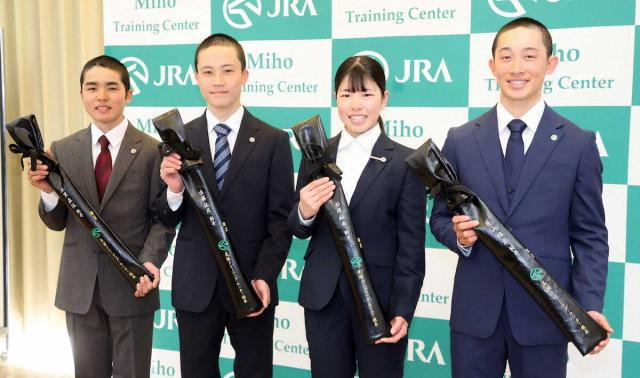 谷原柚希「一頭でも多くの馬を勝利を」　新人騎手ムチ贈呈式