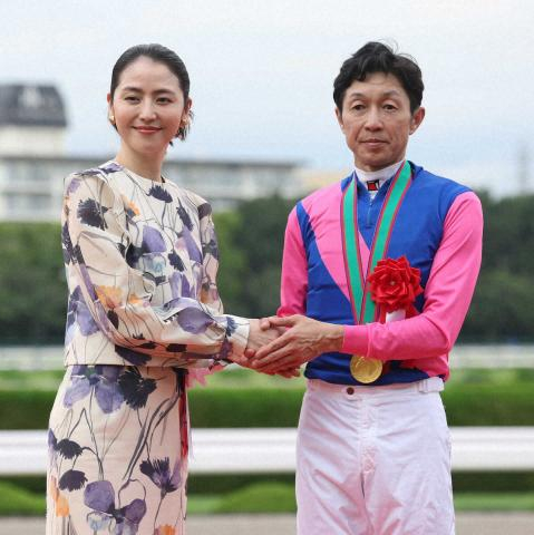 【宝塚記念】プレゼンターの長澤まさみ「素敵な思い出がまた一つ…」　阪神競馬場には多くのファン