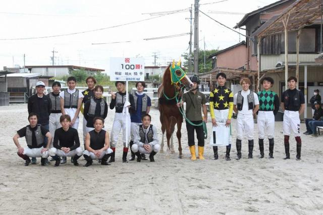 【笠松競馬8R】18歳明星晴大 地方競馬通算100勝達成 デビューから1年半で