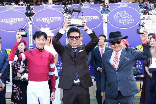 米国での歴史的快挙に藤田オーナーと矢作調教師の抱擁シーンが話題「もらい泣き」「緊張感や高揚感がすごい伝わる」