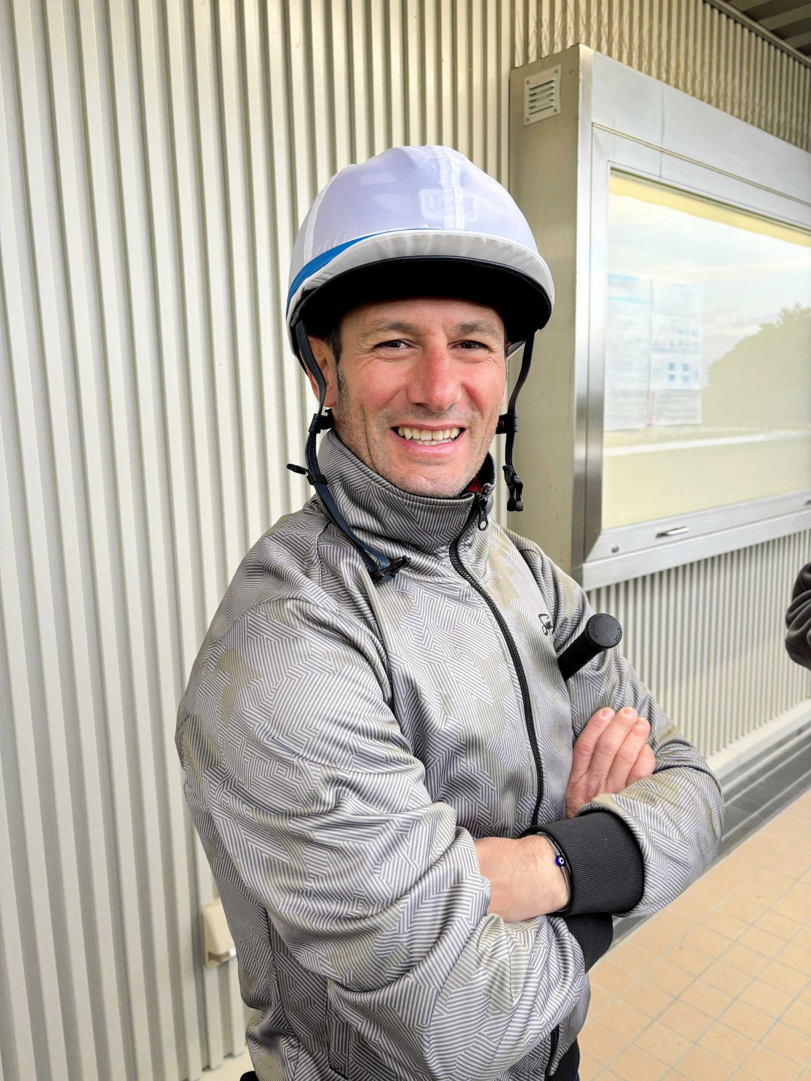 Ｍ・デムーロが久々に栗東トレセン登場　デルマー競馬場での騎乗振り返る「楽しかった」