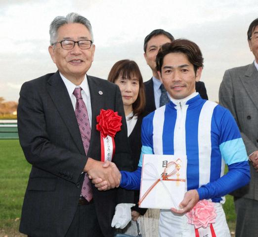 【スポニチ賞ステイヤーズS】ホーエリートが史上2頭目&39年ぶり牝馬V　小菅洋人社長から優勝目録