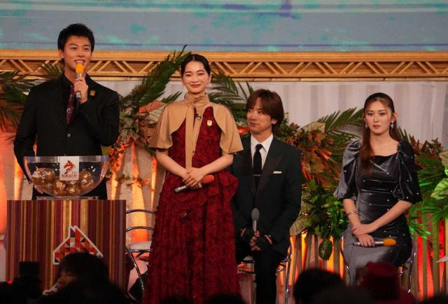 【有馬記念】公開枠順抽選会に見上愛が参加　赤いドレスで魅了し「独特の緊張感と高揚感」