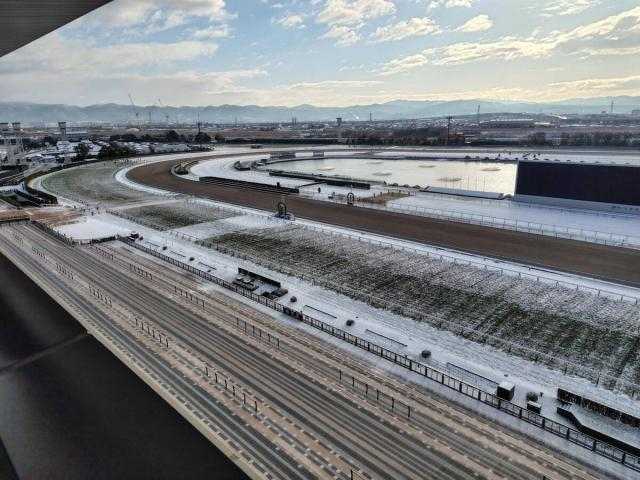 9日予定の京都競馬の代替開催は降雪で10日にスライド　淀駅から引き返すファンの姿も