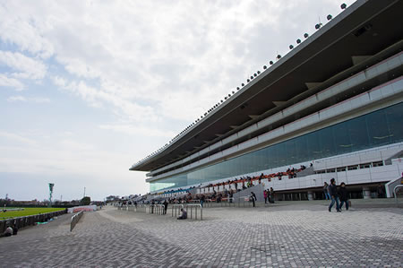 平日に（火曜日）競馬場行けるやつってどんな身分なの？