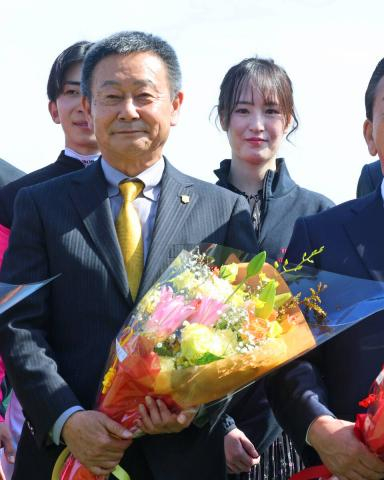 愛弟子・藤田菜七子さんも駆けつけた　根本調教師「良い弟子も育ち...」　中山で引退調教師花束贈呈セレモニー　