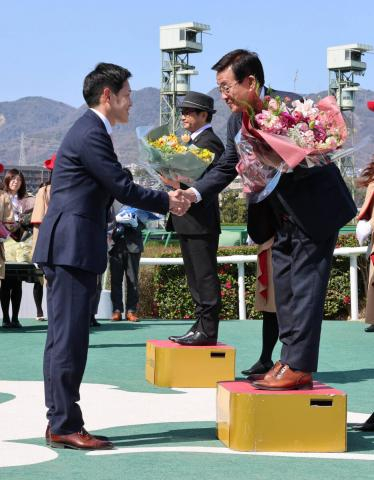 キズナ、タップダンスシチー育てた名伯楽　佐々木調教師が阪神で引退セレモニー「なんの悔いもなく、すがすがしい気分」