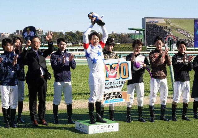 横山武史も父・典弘のJRA3000勝を祝福「改めて父は偉大だなと。自慢の父親」