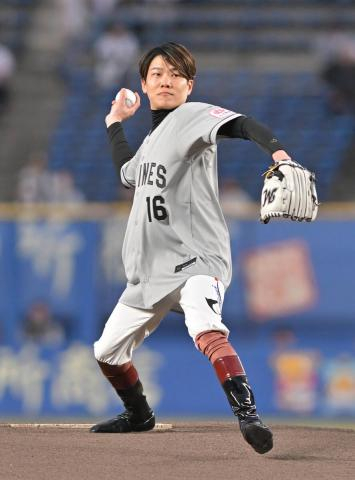 三浦皇成騎手が涙の勝利に導いた「16」番でファーストピッチに登場「すごい緊張しました」