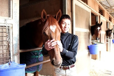 角田晃一調教師さん、ウマ娘の生放送に出演してしまう…