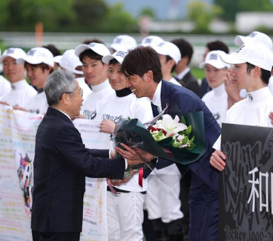 和田竜二元騎手引退式に恩師でテイエムオペラオーの岩元市三・元調教師も参加「馬券に絡む馬をつくってほしい」
