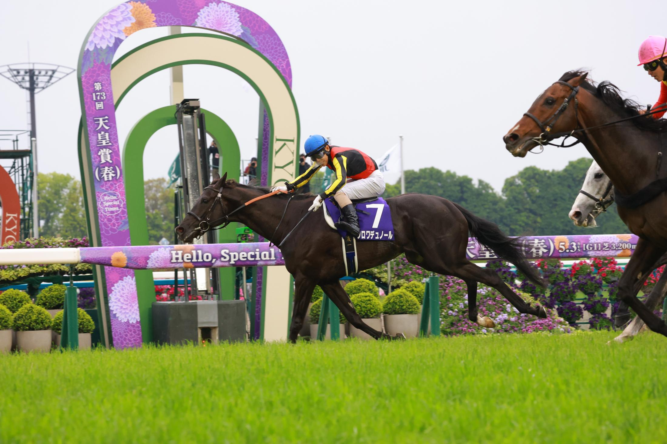 【天皇賞・春】１番人気クロワデュノールが鼻差の大接戦を制してＧ１・４勝目