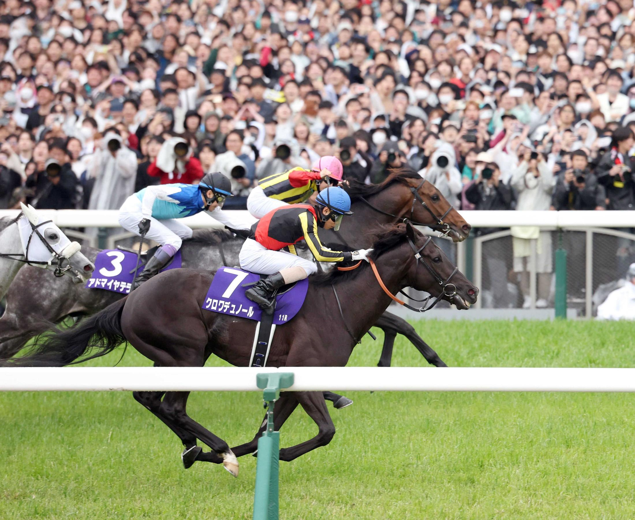 【天皇賞】クロワデュノールの２センチ　大本命か超大穴かキタサンブラック産駒が大接戦　父子制覇Ｇ１連勝＆４勝目　１０分超え写真判定の末