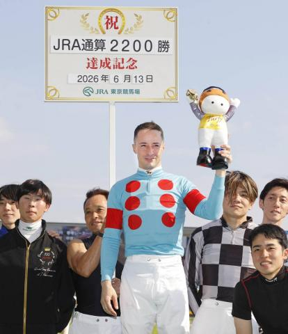 「お待たせしました」ルメール騎手が武豊騎手を抜き史上最少騎乗回数でJRA通算2200勝を達成　夏は海外へ