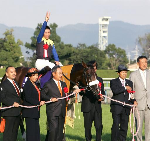 国枝栄氏が調教師13人目の顕彰者に「心より感謝」　アパパネ、アーモンドアイを牝馬3冠に導き引退後もホースマン