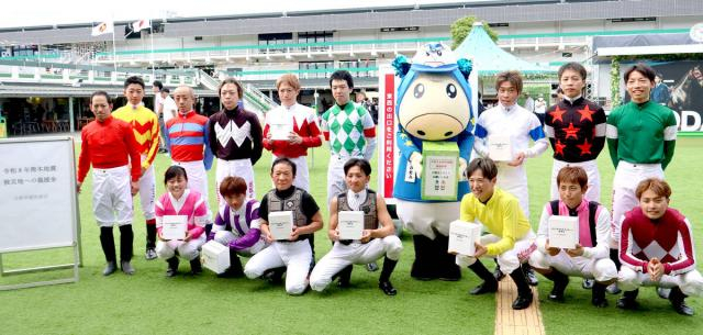 【阪神アーバン競馬】兵庫県騎手会の小谷周平会長ら騎手16人が「令和8年熊本地震」被災者支援へ募金活動