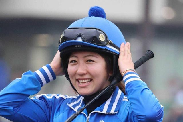 今村聖奈騎手が栗東トレセンで調教に騎乗「乗るぶんには問題ないです」　8日の落馬で両足底部を負傷