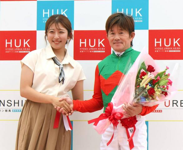 「今村ジョッキーのために集まってくれて...」園田メイン勝利の小牧太騎手が“自虐ギャグ”でファン沸かせる　握手も成功!