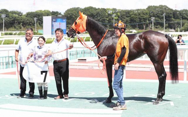 【阪神アーバン競馬プレーバック】木村健調教師が通算200勝を達成　佐々木世麗がプレゼント