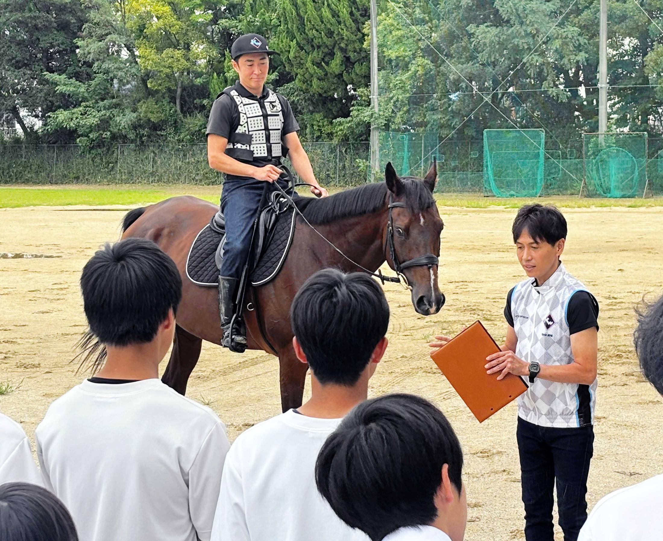 競走馬が中学校にやって来た！そのワケは？　渡辺師「馬を連れてくると食いつきがいいですね」生徒たち興味津々