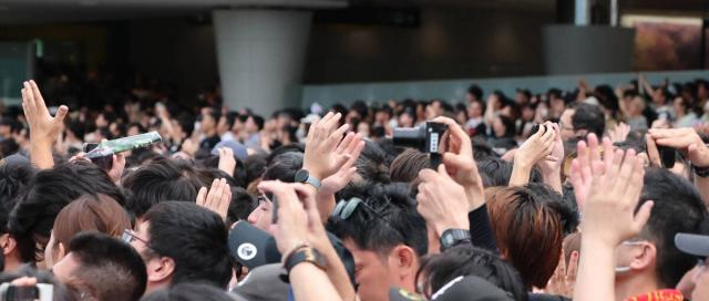 「甘く見てた」「凄い人　人　人」21日の阪神競馬場は“爆入り”&“爆売れ”　 「レープロなくて鬱」な人も続出!?